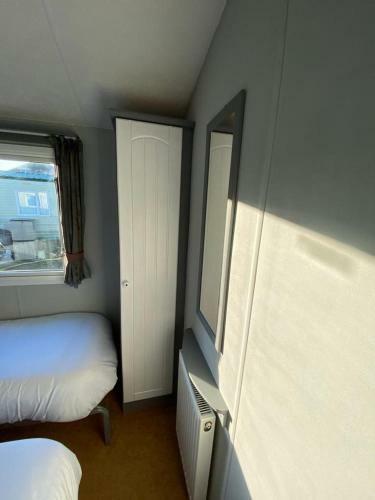 2 Bedroom Static Caravan Near The Lake