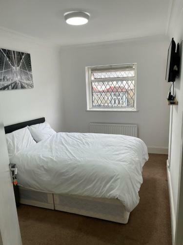Charming 5-bed House In Mitcham