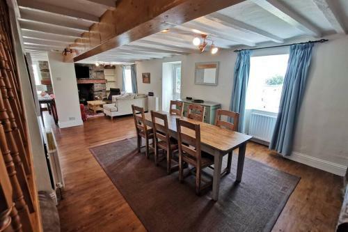 Cosy, Coastal Retreat With A Large Garden