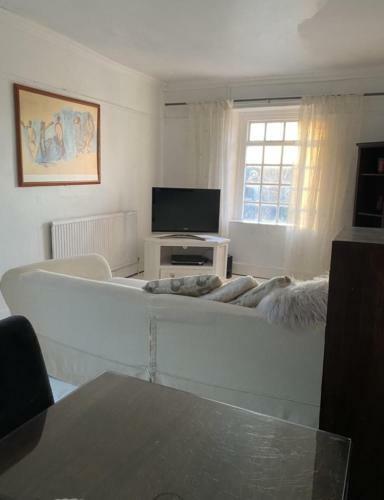 Stunning 2-bed Apartment Above Schooners Bar