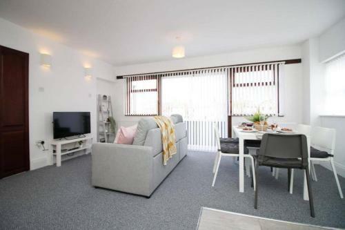 A Functional 2 Br Apartment Situated Perfectly Off Caerleon Road