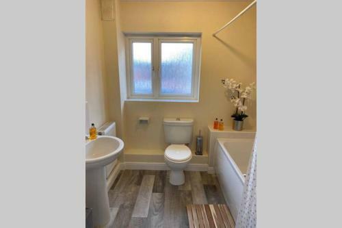 Cosy Modern Apartment With Free Parking