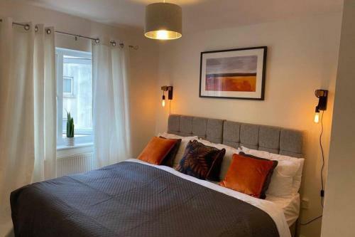 Cosy Modern Apartment With Free Parking