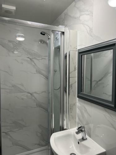 New Modern Private House Central Location