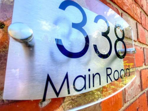 Mbiz House - Newly Refurbed, Sleeps 9, En-suite