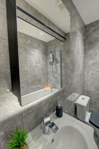 Mbiz House - Newly Refurbed, Sleeps 9, En-suite