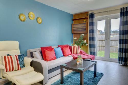 Central 3-bed House, Sleeps 8 By Mbiz