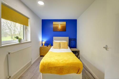 Central 3-bed House, Sleeps 8 By Mbiz