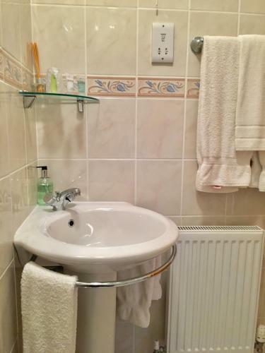 Hostal White Cottage B&B