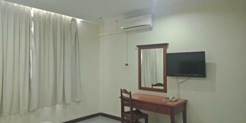 The Upper Deck Hotel