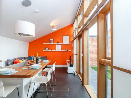 3 Frazers Court