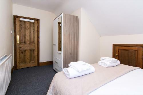 Lovely, Spacious & Inviting 5bed House W/ Parking - Redcliffe House