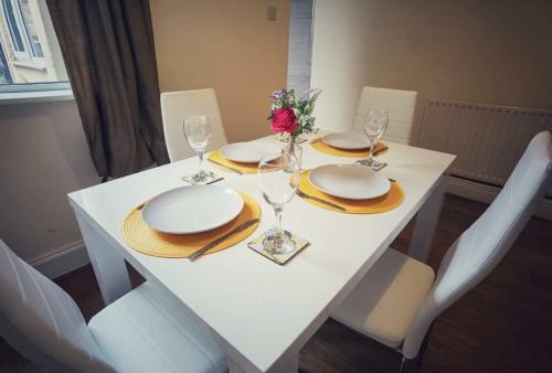 Great House Available For Guests And Contractors Parking And Wifi