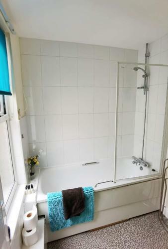 Great House Available For Guests And Contractors Parking And Wifi