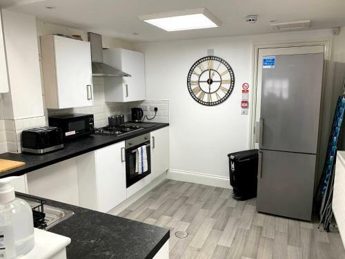 Perfect, Stunning And Work Friendly 5bed Apartment With Parking At Hyson Green