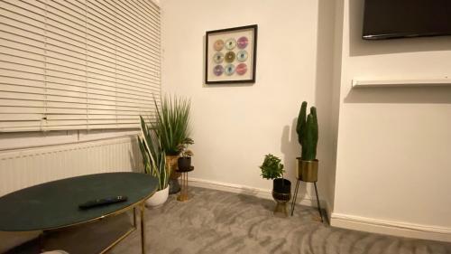 Central Entire House - Sleeps 12!