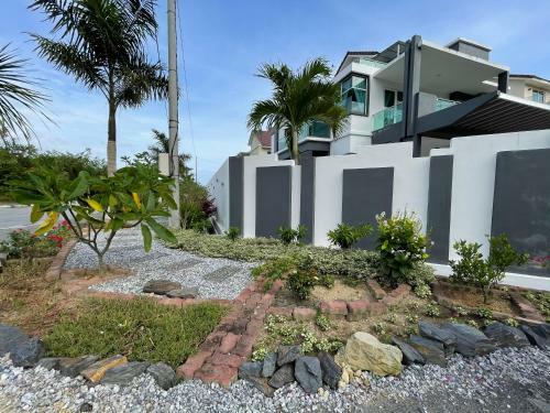 A Spacious 7br Home With Private Swimming Pool In Langkawi