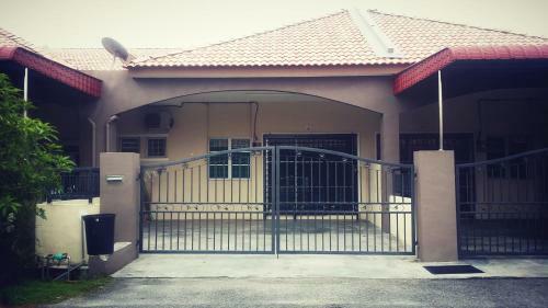 Fahaz Lumut Homestay