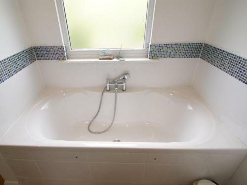 Pass The Keys Bright, Comfortable 3 Bed Home With Garden & Parking