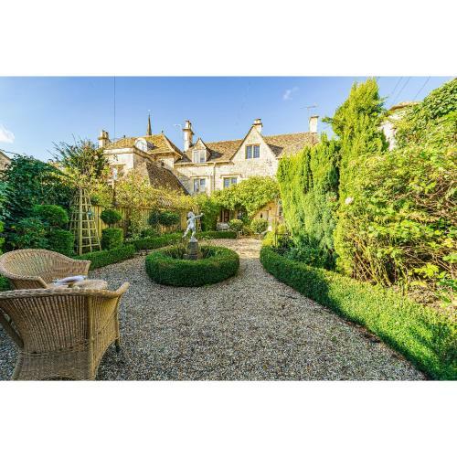 Lovedays Cottage, 16th Century Home In Painswick