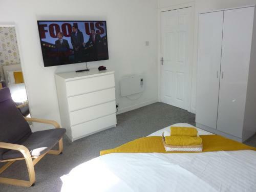 Paisley Central Apartment #4