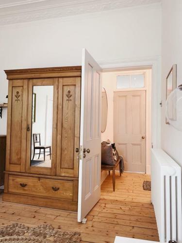 Oakshaw Apartment