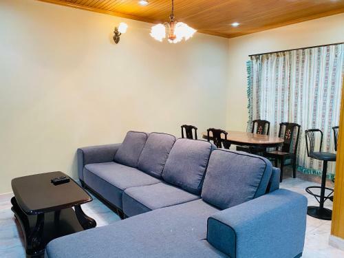 Hostal 100 Guest House By Chvisit