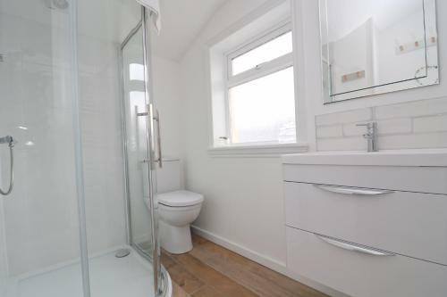 Spacious & Modern Beach House, 100m To Beach
