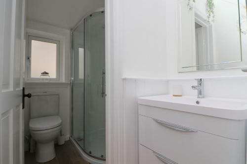 Spacious & Modern Beach House, 100m To Beach
