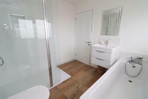 Spacious & Modern Beach House, 100m To Beach
