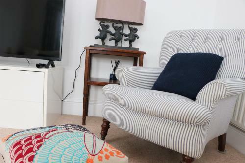 Spacious & Modern Beach House, 100m To Beach