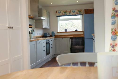 Spacious & Modern Beach House, 100m To Beach