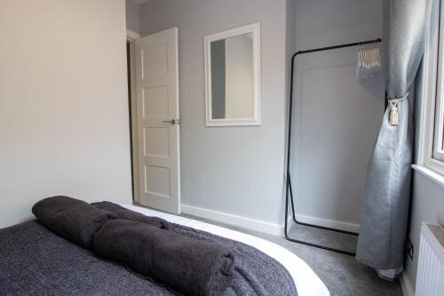 Modern And Stylish Apartment- Short Walk To Beach
