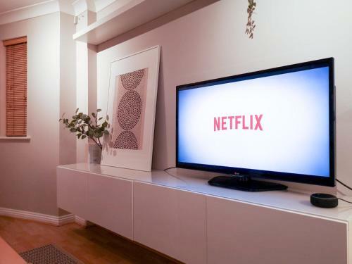 Central Spacious & Stylish Apartment With Free Parking