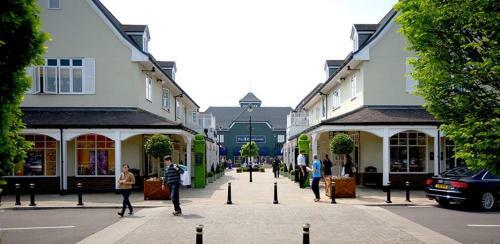Central Spacious & Stylish Apartment With Free Parking