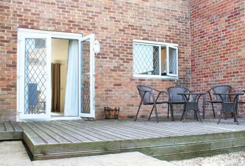 Low Cost, 4 Bed With Parking & Large Garden 05