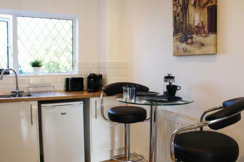 Low Cost, 4 Bed With Parking & Large Garden 05