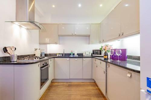 Unique And Quirky Central Apartment With Parking