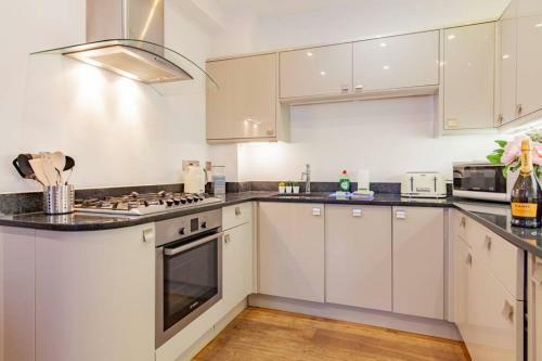 Unique And Quirky Central Apartment With Parking