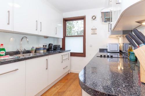 Vibrant & Bright City Centre Apartment!