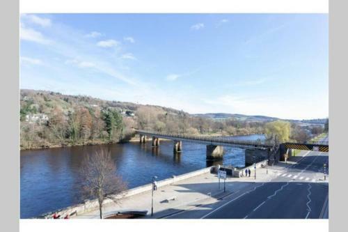 Stunning 2 Bedroom River View Apartment