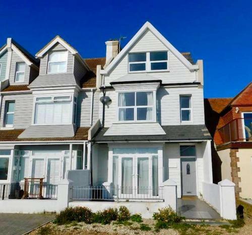 Stunning 4 Bed House With Private Beach