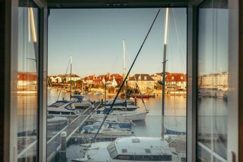 Silver Strand - Modern 3-bed With Water Views & 3 Bathrooms!