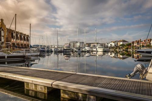 Silver Strand - Modern 3-bed With Water Views & 3 Bathrooms!