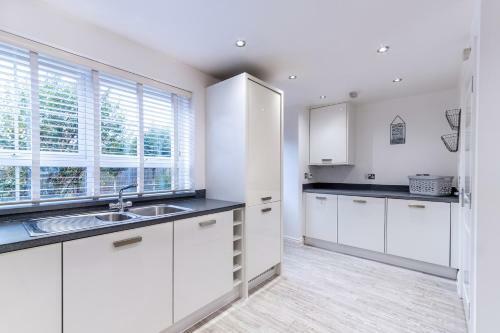 Long Stays 20pct Off-large 4bed-pooltable-parking