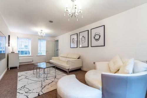 Long Stays 20pct Off-large 4bed-pooltable-parking