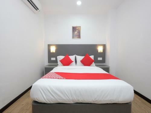 Oyo 44043 First Garden Hotel