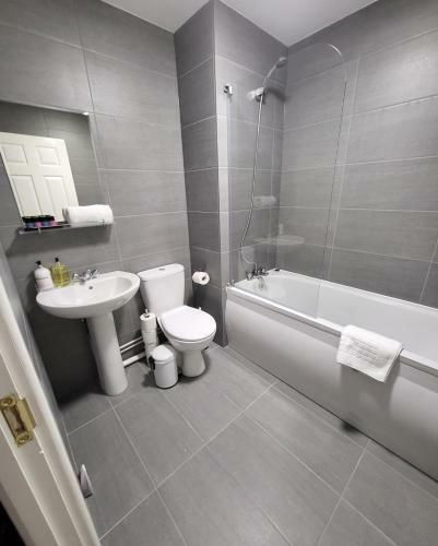 Stylish Modern 2 Bedroom Apartment With Parking