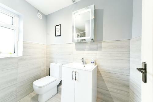 Apartamento Breathtaking 4 Bedroom House - Free Parking