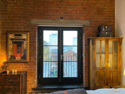 2 Bedroom Loft Apartment Overlooking River Clyde